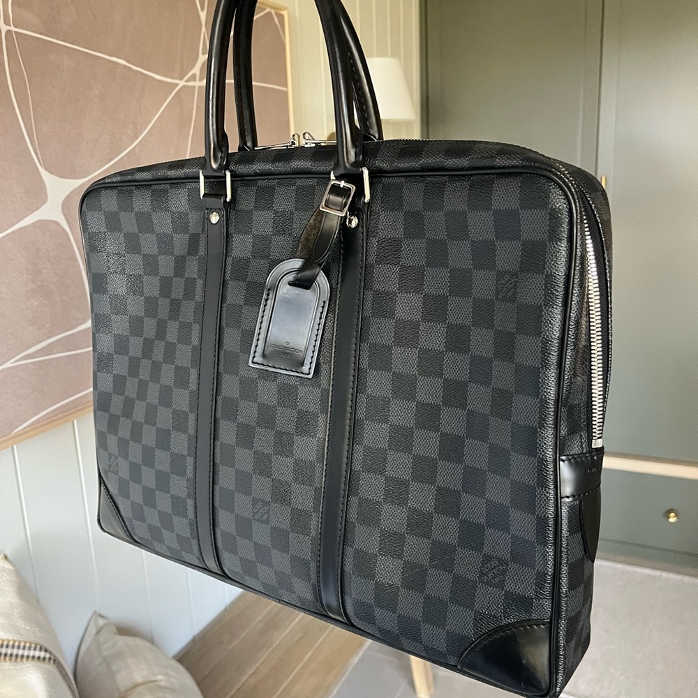*BNWOT* authentic LOUIS VUITTON PORTE DOCUMENT VOYAGE GRAPHITE laptop/handbag